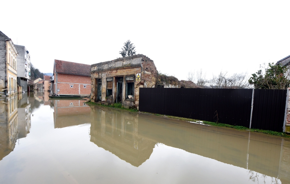 A photo taken on March 14, 2018 shows a flooded street in central Hrvatska Kostajnica, at the Croatia-Bosnia and Herzegovina border on March 14, 20018, after heavy rains and melting snow flooded the town. / AFP / 
