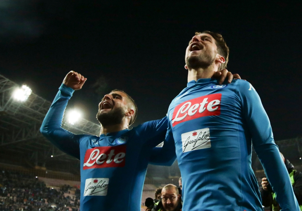 Napoli's Italian striker Lorenzo Insigne (L) and Napoli's Belgian striker Dries Mertens celebrate at the end of the Italian Serie A football match SSC Napoli vs Genoa CFC on March 18, 2018 at the San Paolo Stadium. / AFP / CARLO HERMANN