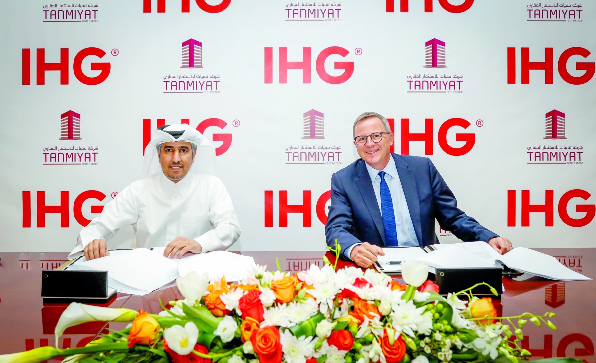 Dr Braik bin Samikh, Chairman of Tanmiyat Real Estate, and Pascal Gauvin, Managing Director, India, Middle East & Africa, IHG, sign the agreement for Crowne Plaza Doha West Bay. 
