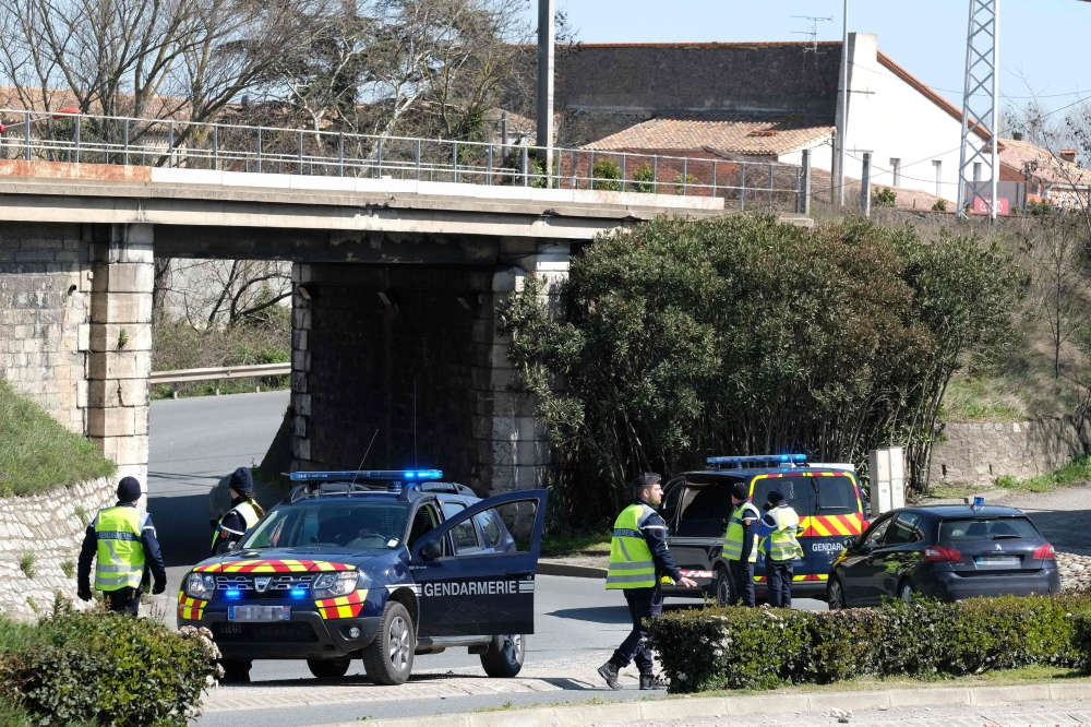 French gendarmes block the access to Trebes, where a man took hostages at a supermarket on March 23, 2018 in Trebes, southwest France. AFP / Eric Cabanis
