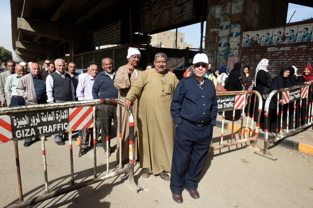 Egyptian voters queue up outside a polling station before the start of the first day of the 2018 presidential elections, in Boulaq al-Dakrour neighbourhood in the capital Cairo's southwestern Giza district on March 26, 2018. AFP / KHALED DESOUKI