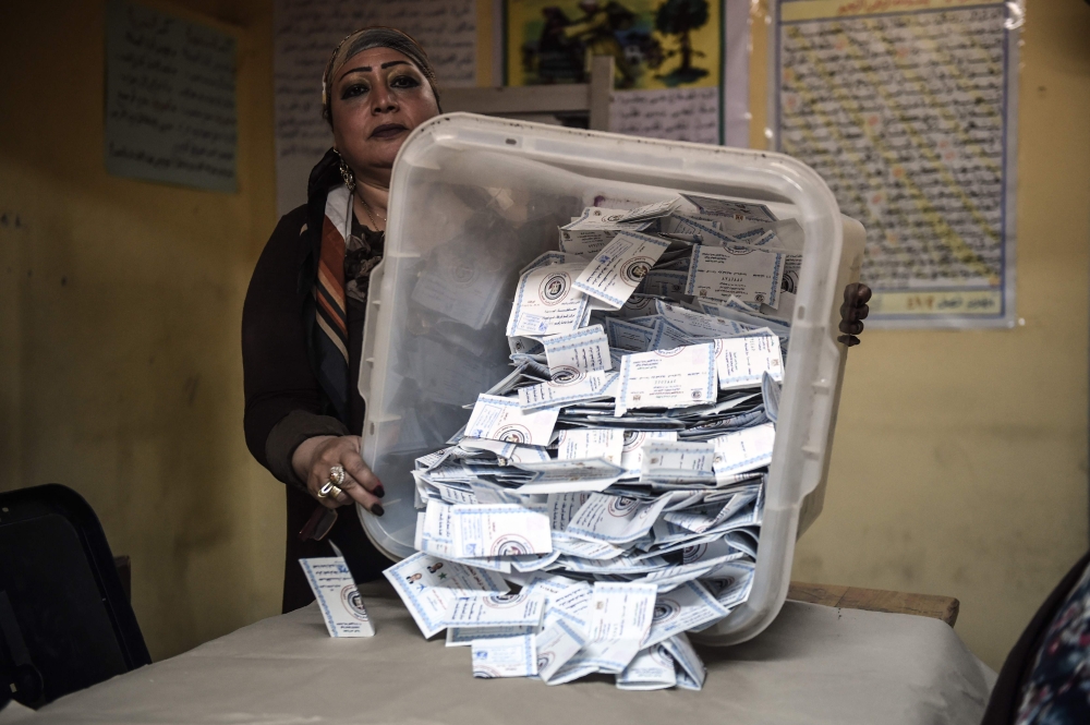 Electoral workers sort ballots to be counted at the end of the final day of the Egyptian presidential election in Cairo, Egypt, 28 March 2018.  AFP / Mohamed el-Shahed
