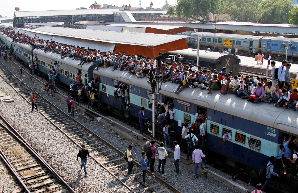 FILE PHOTO: Passengers board an overcrowded train at a railway station in Ajmer, India, October 23, 2016. REUTERS/Himanshu Sharma
