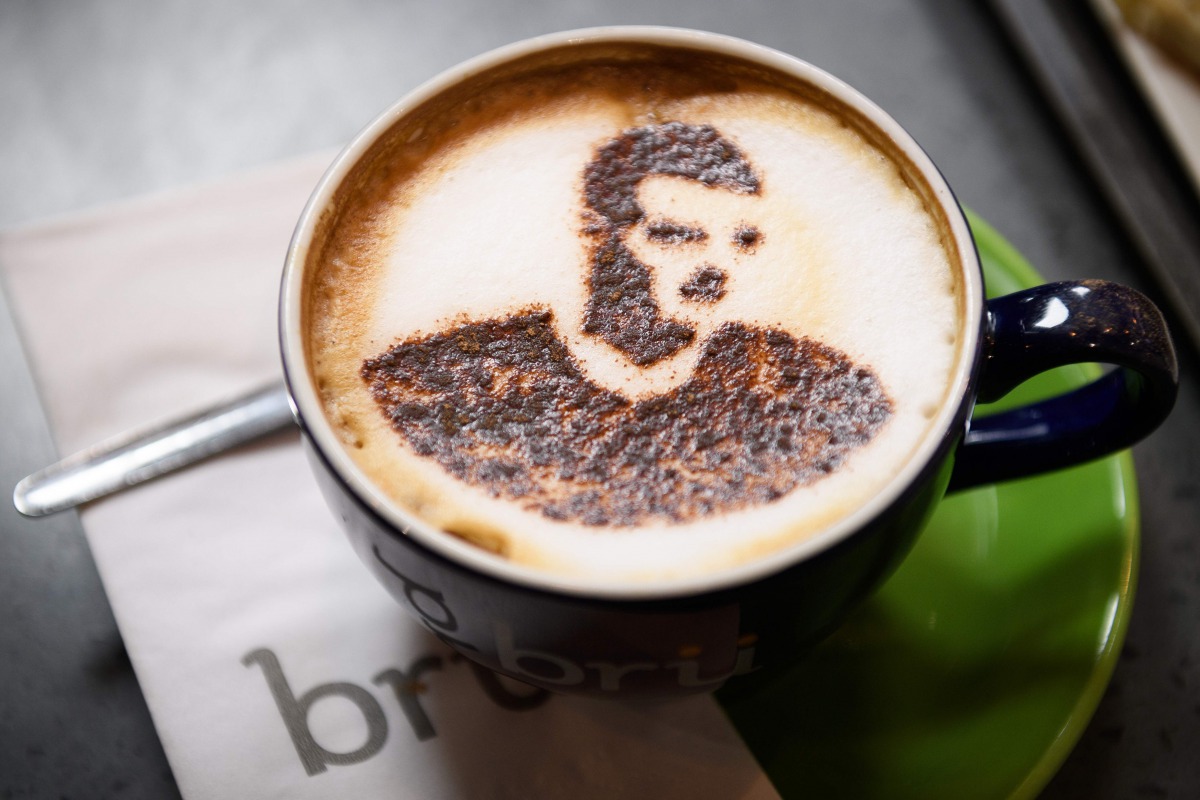Footballer Jamie Vardy is pictured in the chocolate on a Vardiccino coffee at the Bru coffee shop in central Leicester, May 2, 2016 (EPA) 