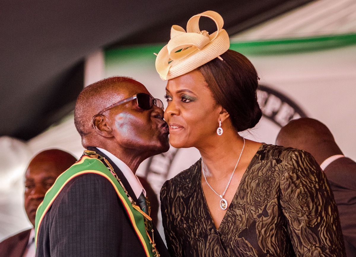 FILE PHOTO: President Robert Mugabe kissing his wife and first lady Grace Mugabe during the 37th Independence Day celebrations at the National Sports Stadium in Harare on April 18, 2017. (AFP / Jekesai Njikizana) 