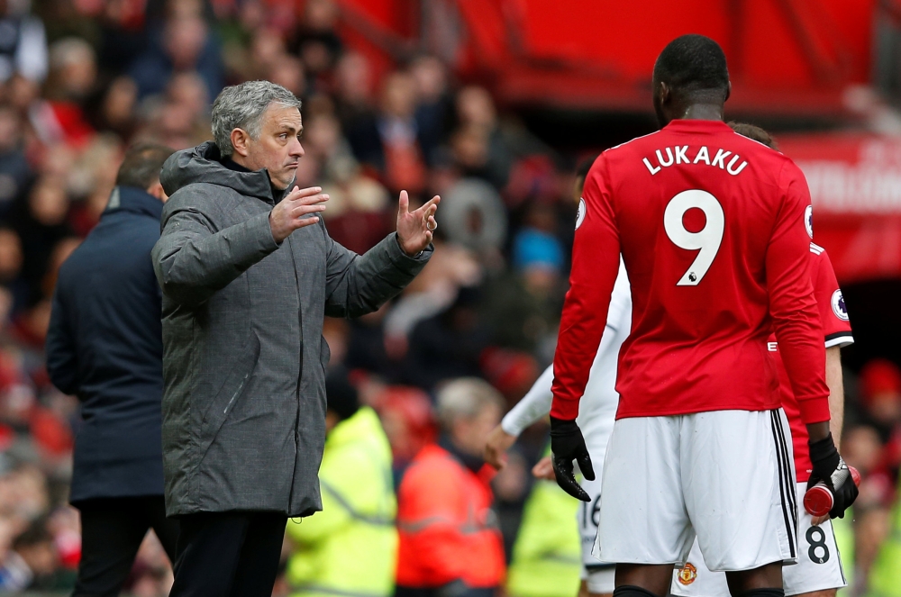 Manchester United manager Jose Mourinho speaks with Romelu Lukaku REUTERS/Andrew Yates