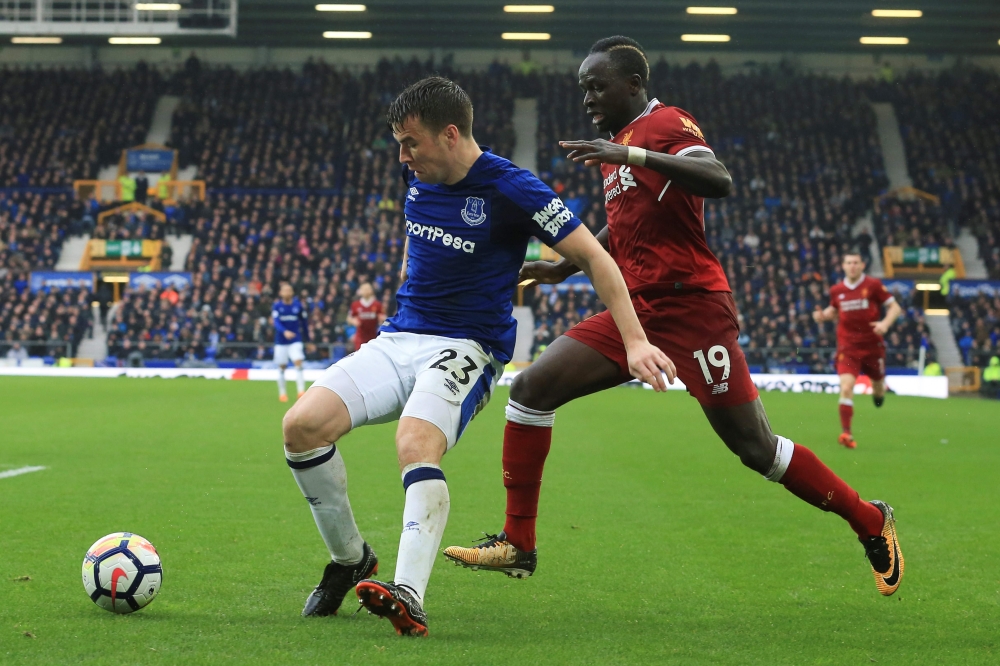 Everton's Irish defender Seamus Coleman (L) vies with Liverpool's Senegalese midfielder Sadio Mane during the English Premier League football match between Everton and Liverpool at Goodison Park in Liverpool, north west England on April 7, 2018.   AFP / L