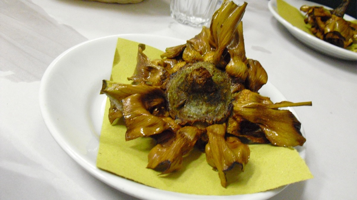 Carciofi alla giudia (Photo courtesy: Simone.lippi / Wikipedia / CC BY-SA 3.0) 