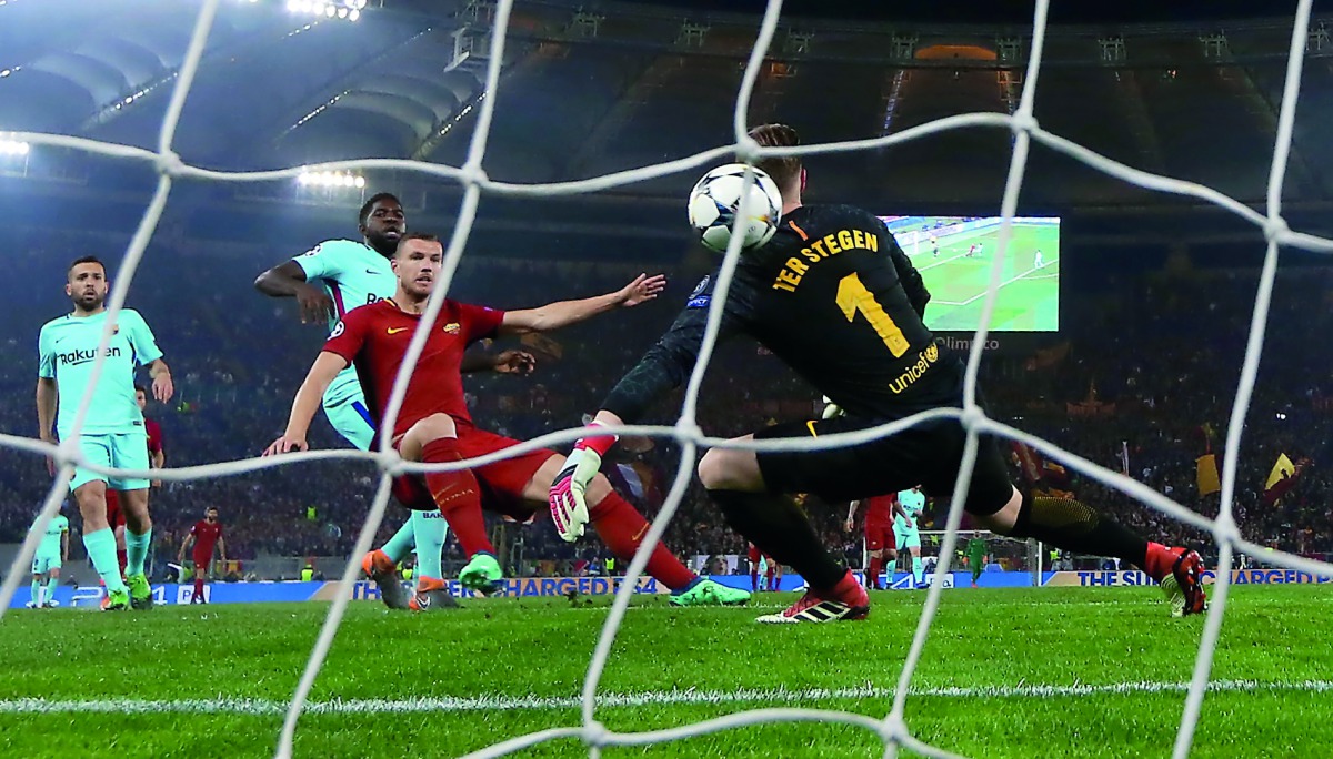 Roma’s Edin Dzeko (centre) scores their first goal  against Barcelona during the UEFA Champions League Quarter Final Second Leg match played at the Stadio Olimpico in Rome, Italy. Reuters / Alessandro Bianchi