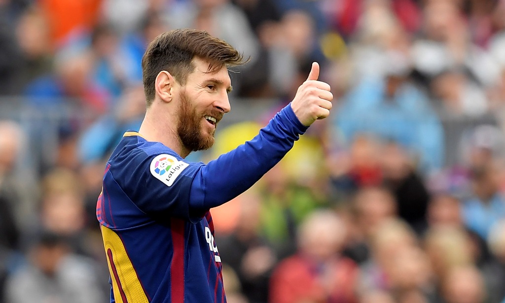 Barcelona's Argentinian forward Lionel Messi thumbs up during the Spanish league footbal match between FC Barcelona and Valencia CF at the Camp Nou stadium in Barcelona on April 14, 2018. / AFP / LLUIS GENE