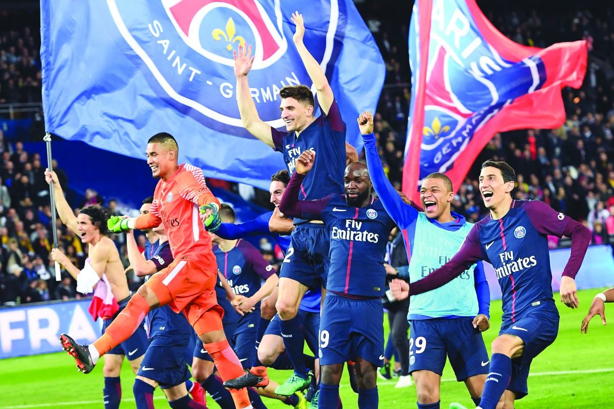 aris Saint-Germain's players celebrate after winning the French L1 football match between Paris Saint-Germain (PSG) and Monaco (ASM) on April 15, 2018, at the Parc des Princes stadium in Paris.  AFP / Christophe Archambault