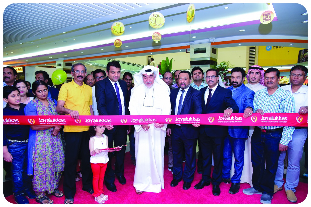 Mohammad Ismaeil Safar Bahzad (centre), Director of Joyalukkas Kuwait,  inaugurating the Joyalukkas Dajeej showroom, in Kuwait.