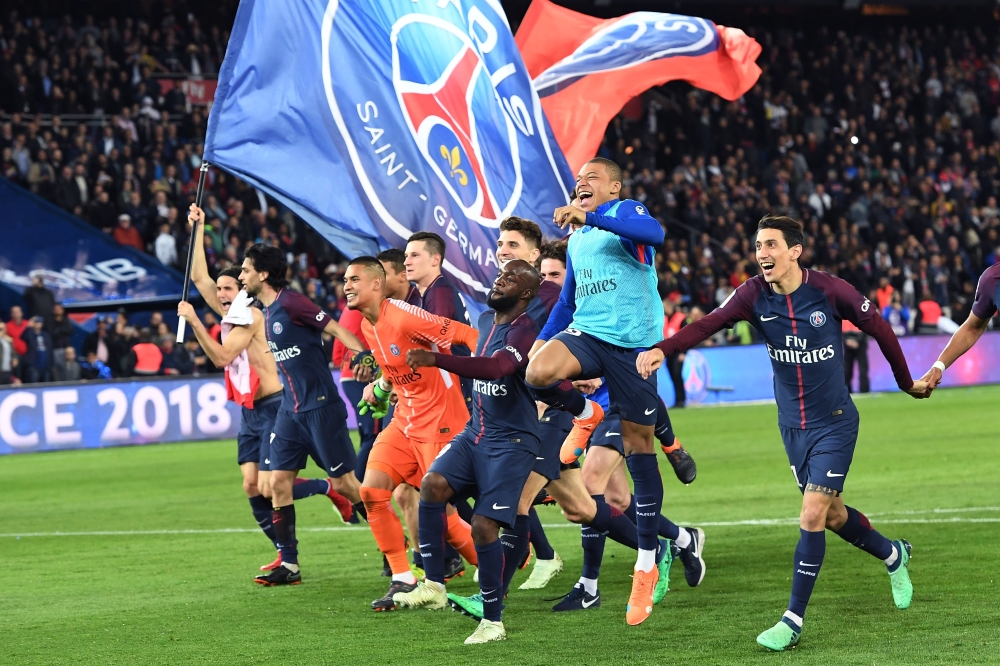 Paris Saint-Germain's Uruguayan forward Edinson Cavani celebrates after scoring a goal during the French L1 football match between Paris Saint-Germain (PSG) and Monaco (ASM) on April 15, 2018, at the Parc des Princes stadium in Paris.  AFP / CHRISTOPHE AR