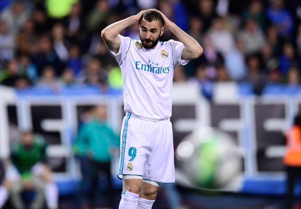Real Madrid's French forward Karim Benzema gestures during the Spanish league footbal match between Malaga CF and Real Madrid CF at La Rosaleda stadium in Malaga on April 15, 2018. AFP / JAVIER SORIANO
