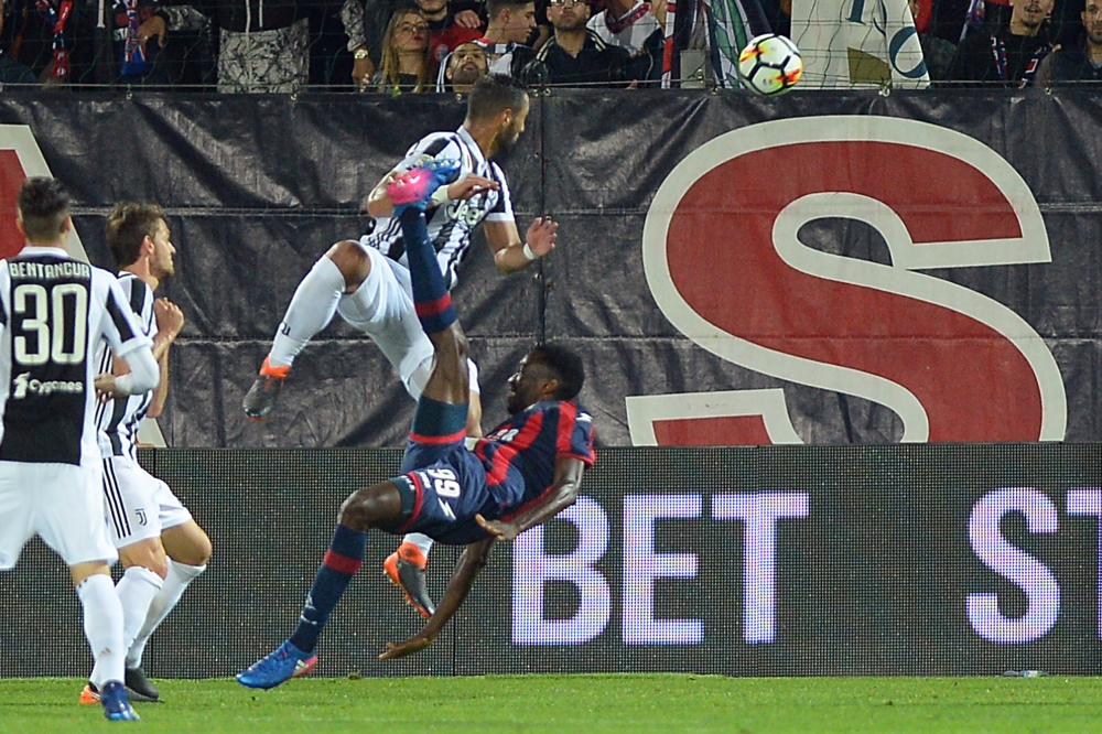 Crotone's Simy scores their first goal with an overhead kick REUTERS/Massimo Pinca
