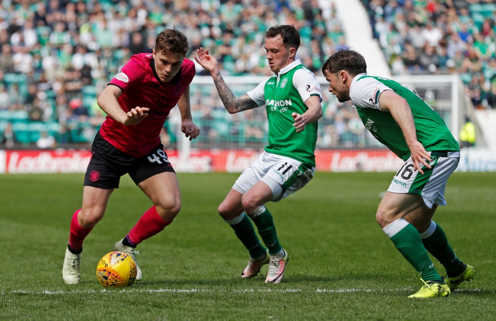 Celtic’s James Forrest in action with Hibernian’s Danny Swanson and Lewis Stevenson REUTERS/Russell Cheyne