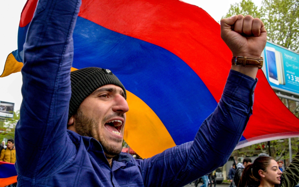 Armenian opposition supporter shouts during a rally in central Yerevan on April 21, 2018, held to protest former president Serzh Sarkisian's election as prime minister that saw dozens of people arrested. AFP / Vano SHLAMOV