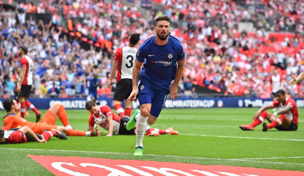 Chelsea's French striker Olivier Giroud celebrates scoring the opening goal during the English FA Cup semi-final football match between Chelsea and Southampton at Wembley Stadium in London, on April 22, 2018. AFP / Glyn KIRK 
