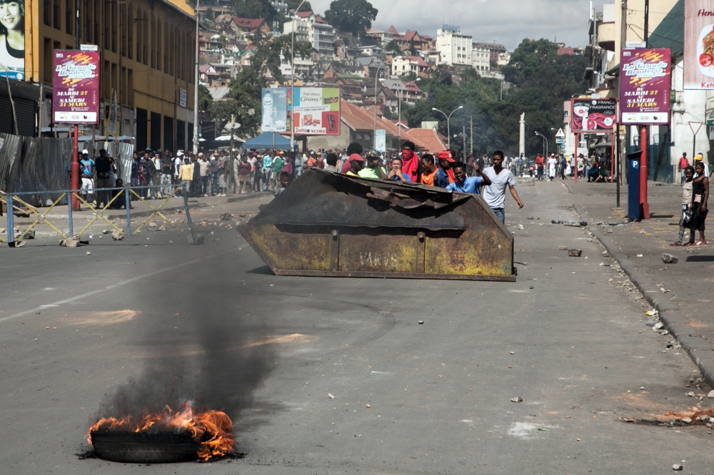 A few hundred people gather in the centre of Antananarivo on April 22, 2018 to erect a roadblock, during a rally to protest against the new electoral laws.  AFP / RIJASOLO
