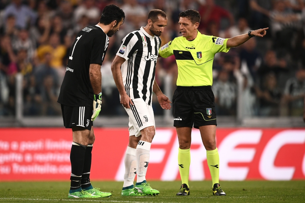 Juventus' Italian defender Giorgio Chiellini (C) leaves the pitch after injury during the Italian Serie A football match Juventus versus Napoli on April 22, 2018 at the Allianz Stadium in Turin. / AFP / MARCO BERTORELLO
