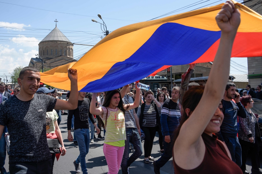 Armenian opposition supporters march in Yerevan on April 26, 2018. / AFP / KAREN MINASYAN
