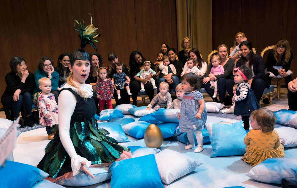 The character Uccellina, played by Charlotte Hoather, performs for children and their parents during the presentation of BambinO on April 30, 2018 at the Metropolitan Opera House in New York. AFP / Don EMMERT 