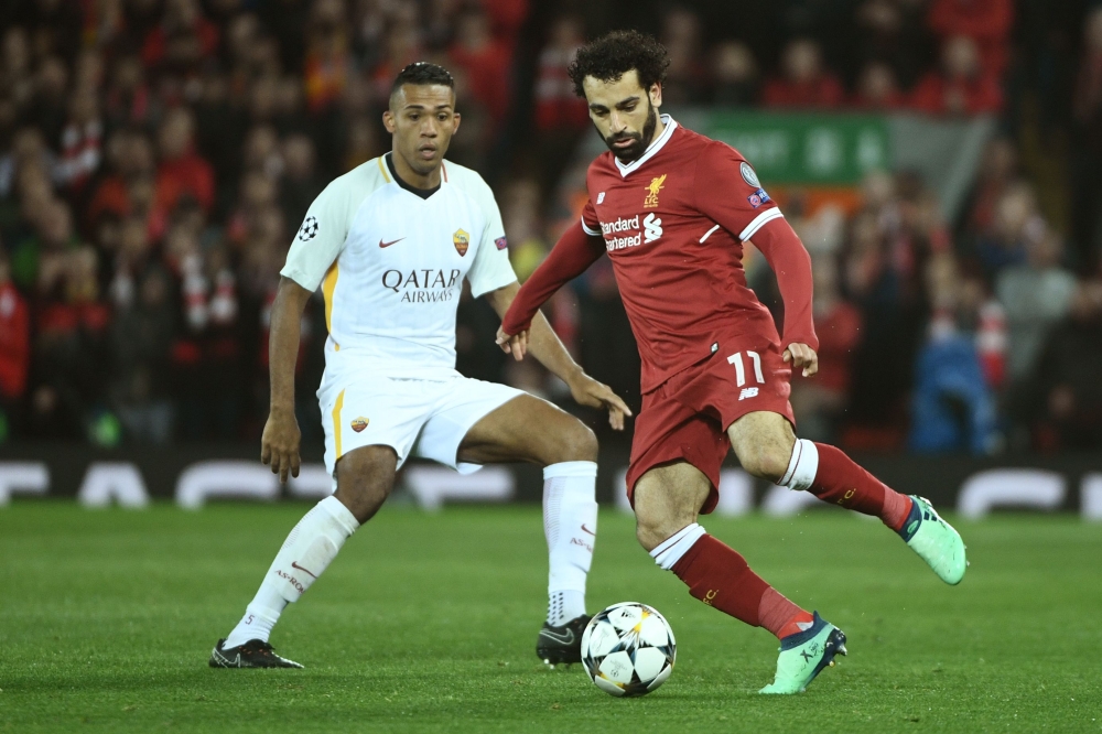Liverpool's Egyptian midfielder Mohamed Salah (R) controls the ball during the UEFA Champions League first leg semi-final football match between Liverpool and Roma at Anfield stadium in Liverpool, north west England on April 24, 2018. / AFP / Filippo MONT