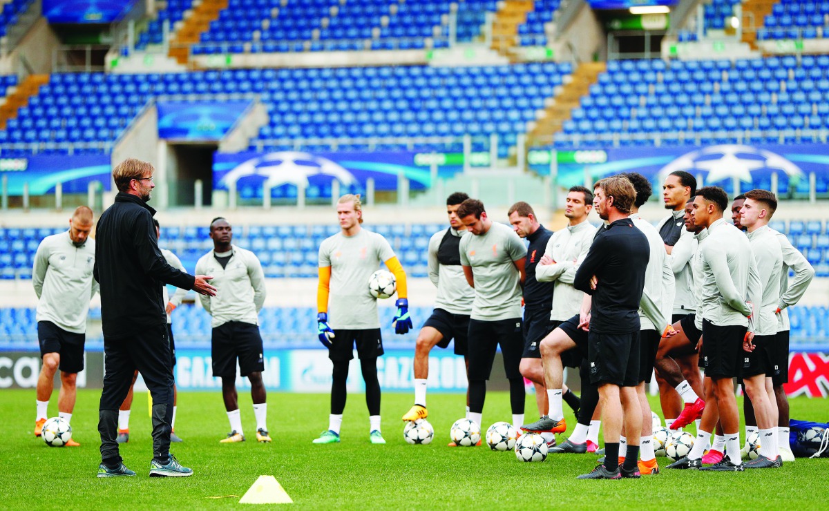 Liverpool manager Juergen Klopp speaks to players during training Action Images via Reuters/John Sibley