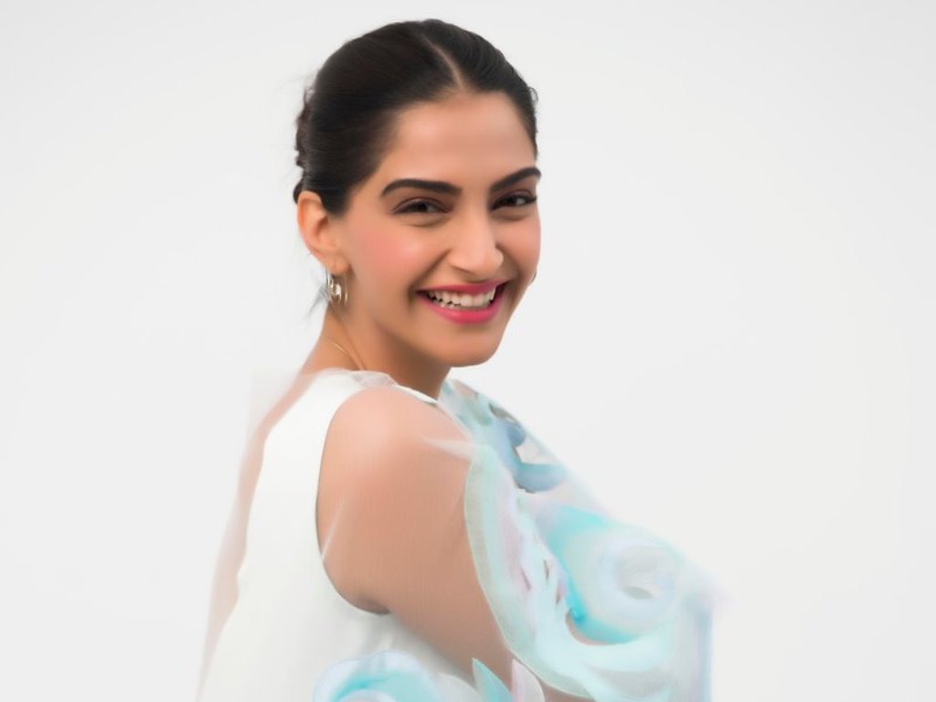 Sonam Kapoor shared a picture from Cannes 2017 on her social media. 