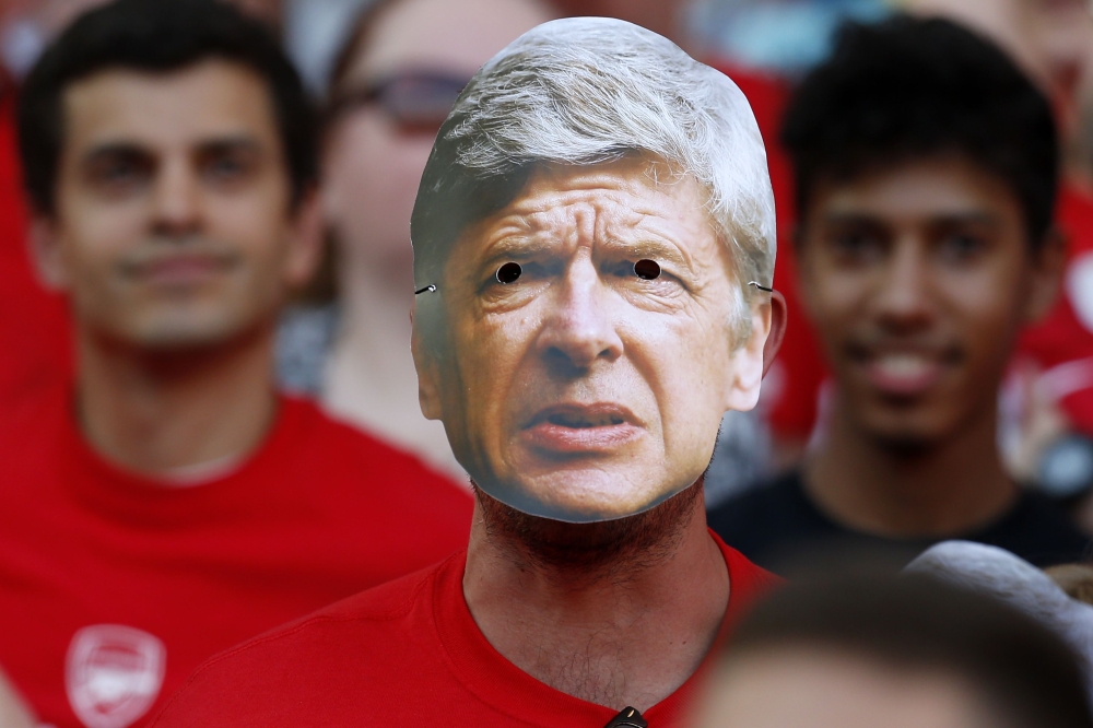 A fan wears a mask of Arsenal's French manager Arsene Wenger during the English Premier League football match between Arsenal and Burnley at the Emirates Stadium in London on May 6, 2018.  AFP / IKIMAGES / Ian Kington