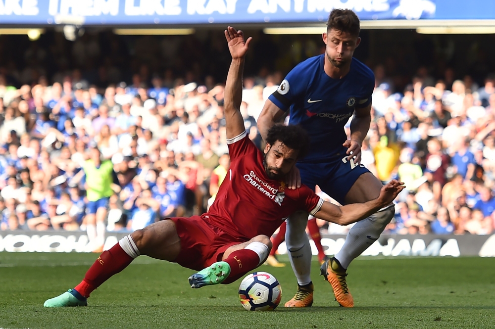 Liverpool's Egyptian midfielder Mohamed Salah (L) vies with Chelsea's English defender Gary Cahill during the English Premier League football match between Chelsea and Liverpool at Stamford Bridge in London on May 6, 2018.  AFP / Glyn Kirk