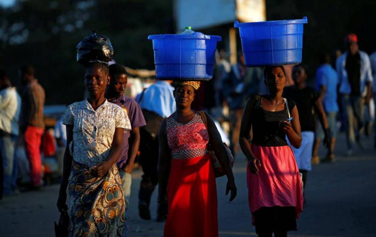 Women carry baskets with food items on their heads at a market in Blantyre, Malawi July 10, 2017. Picture taken July 10, 2017. Reuters/Siphiwe Sibeko