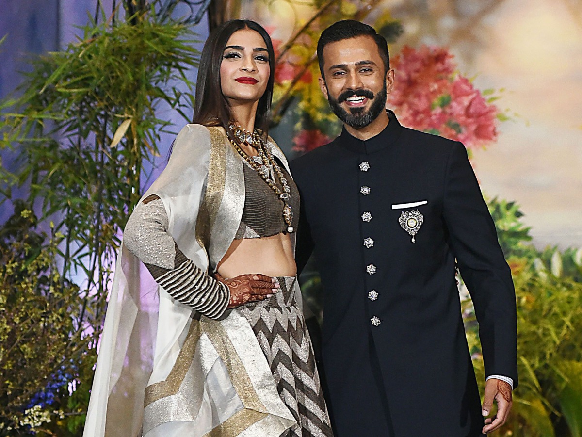Indian Bollywood actress Sonam Kapoor and husband, businessman Anand Ahuja after their traditional marriage ceremony in Mumbai late on May 8, 2018. / AFP / Sujit Jaiswal
