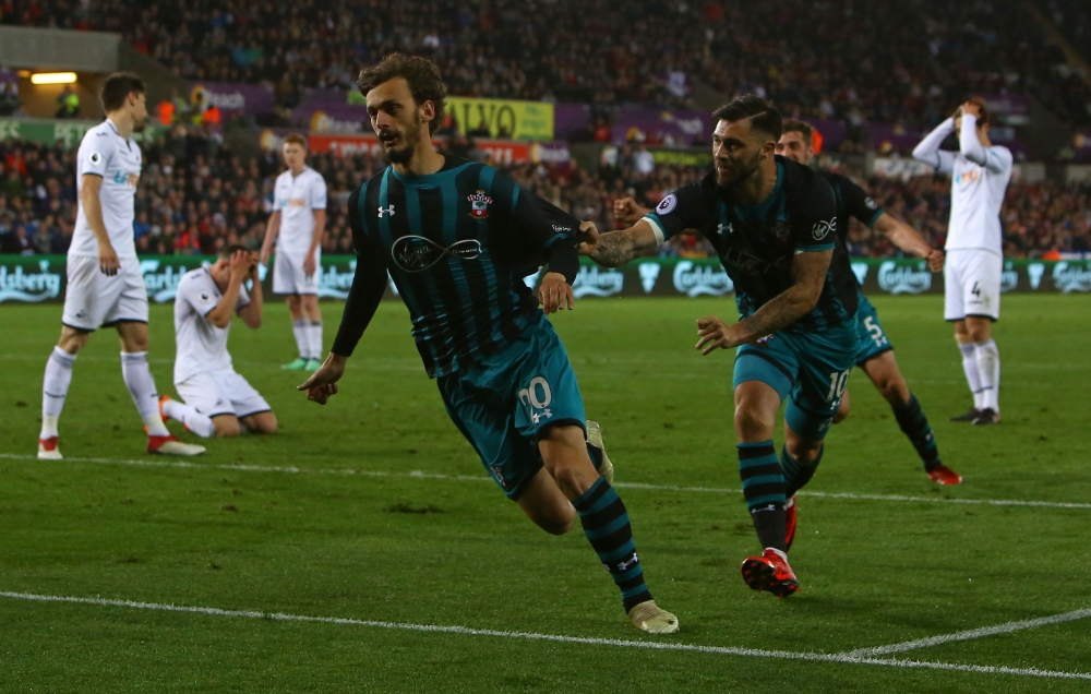Southampton's Italian striker Manolo Gabbiadini (C) celebrates scoring his team's first goal during the English Premier League football match between Swansea City and Southampton at The Liberty Stadium in Swansea, south Wales on May 8, 2018.  AFP / Geoff 