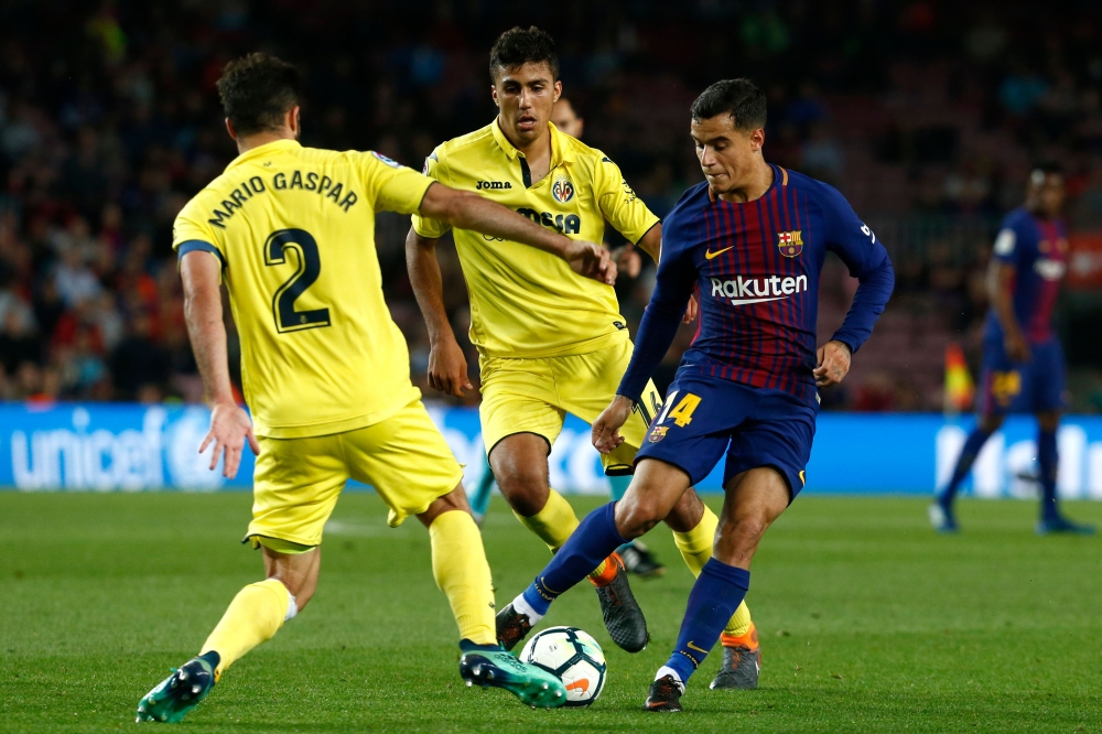 Barcelona's Brazilian midfielder Philippe Coutinho (R) challenges Villarreal's Spanish defender Mario and Villarreal's Spanish midfielder Rodrigo Hernandez (C) during the Spanish league football match between Barcelona and Villarreal at the Camp Nou Stadi