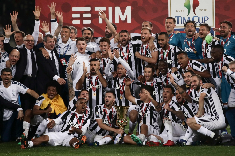 Juventus players pose with the trophy after winning the Italian Tim Cup (Coppa Italia) final Juventus vs AC Milan at the Olympic stadium on May 9, 2018 in Rome.   AFP / Isabella Bonotto
