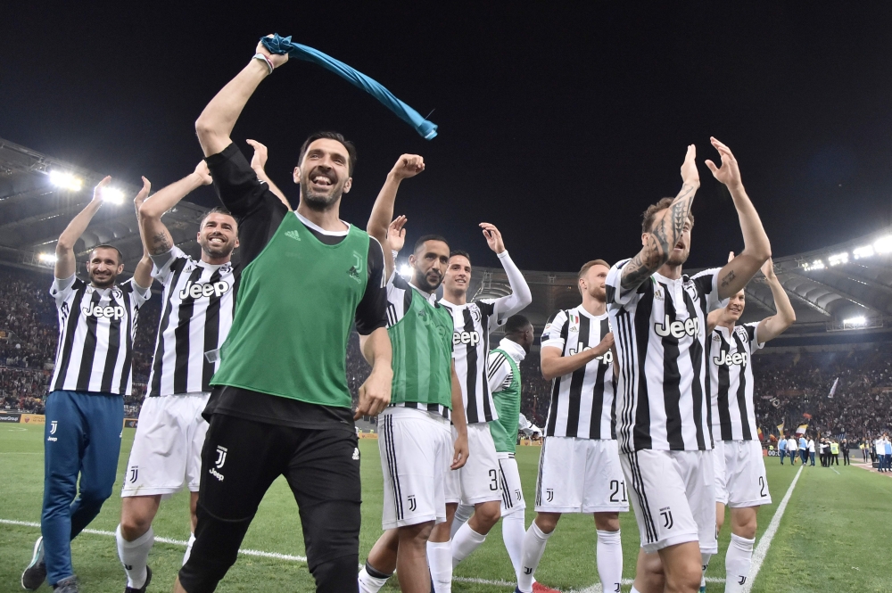 Juventus' goalkeeper from Italy Gianluigi Buffon celebrates with teammates at the end of the Italian Serie A football match AS Roma vs Juventus at the Olympic stadium on May 13, 2018 in Rome. AFP / TIZIANA FABI
