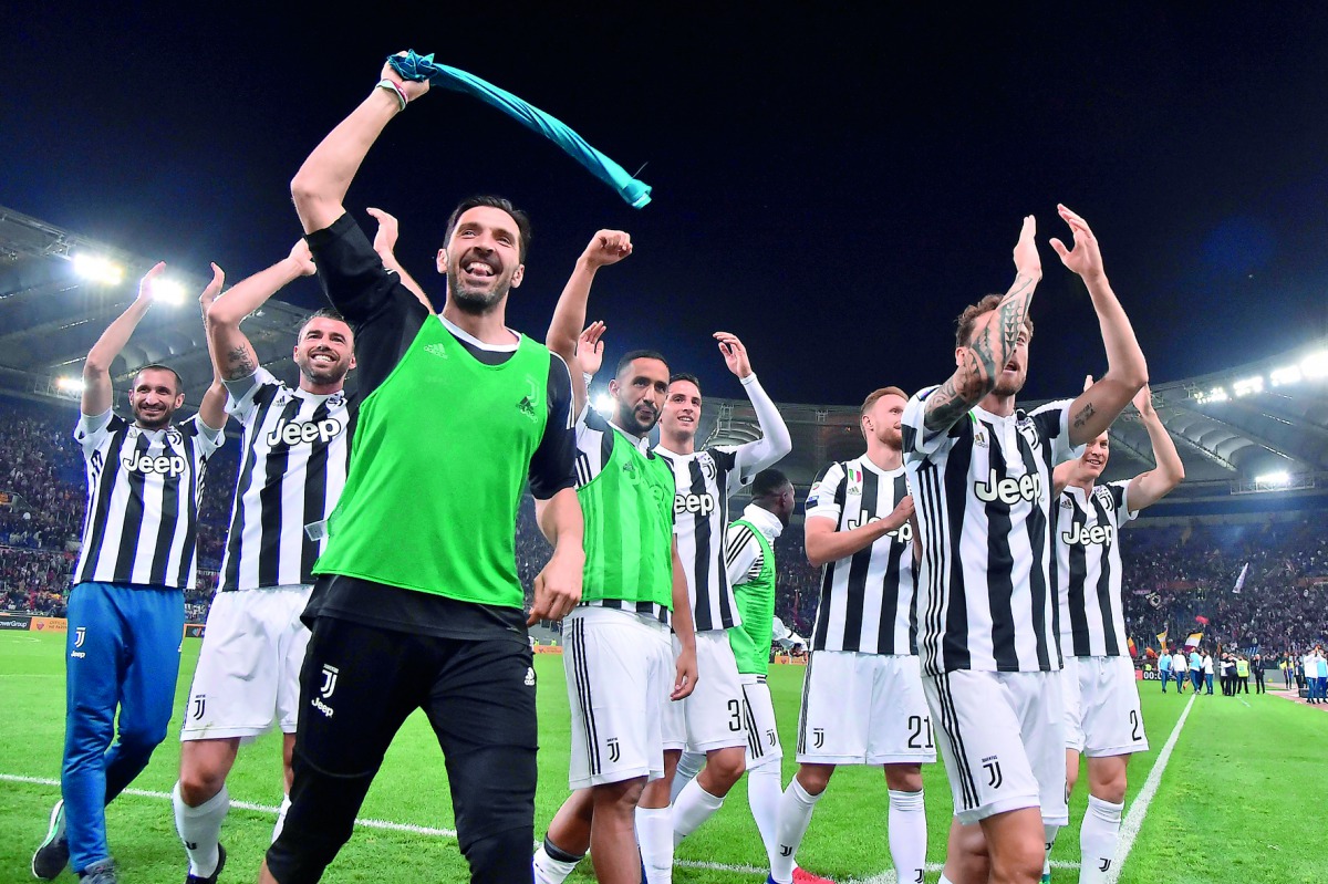 Juventus' goalkeeper from Italy Gianluigi Buffon celebrates with teammates at the end of the Italian Serie A football match AS Roma vs Juventus at the Olympic stadium on May 13, 2018 in Rome.  AFP / Tiziana Fabi
