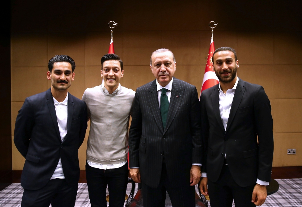 Turkish President Recep Tayyip Erdogan(2nd R) posing for a photo with German football players Ilkay Gundogan (L), Mesut Ozil (L 2nd) and Turkish football player Cenk Tosun (R) in London.TURKISH PRESIDENTIAL PRESS OFFICE / KAYHAN OZER