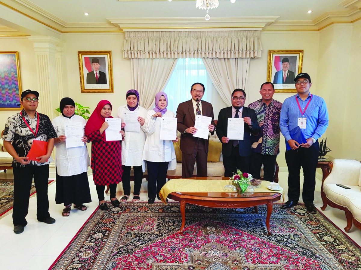 Indonesian Ambassador to Qatar, Muhammad Basri Sidehabi (fourth right), with his family, embassy staff, Chairperson of Overseas Election Committee Doha and members of Committee for Voters Registration for the 2019 General Election, pose during an election