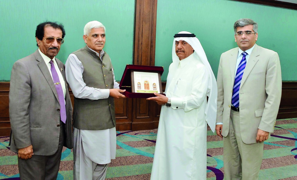 Ali Bu Sherbak Al Mansouri (second right), Assistant General-Director for government and international relations, Qatar Chamber, exchanging memento with members of visiting Pakistani trade delegation led by Muqeem Islam, Director General NAVTTC at Pakista