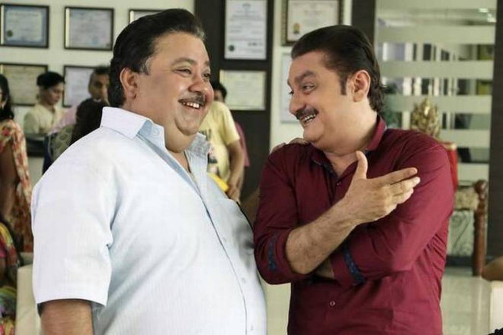 A still of the actors Manoj Pahwa (L) and Vinay Pathak from thr movie Khajoor Pe Atke.