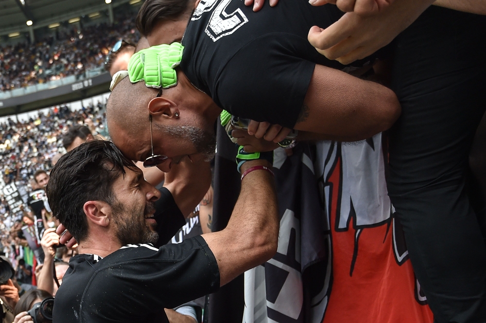 Juventus' goalkeeper Gianluigi Buffon greets fans before the Italian Serie A football match Juventus versus Verona, on May 19, 2018 at the Allianz Stadium in Turin.  AFP / Andreas SOLARO
