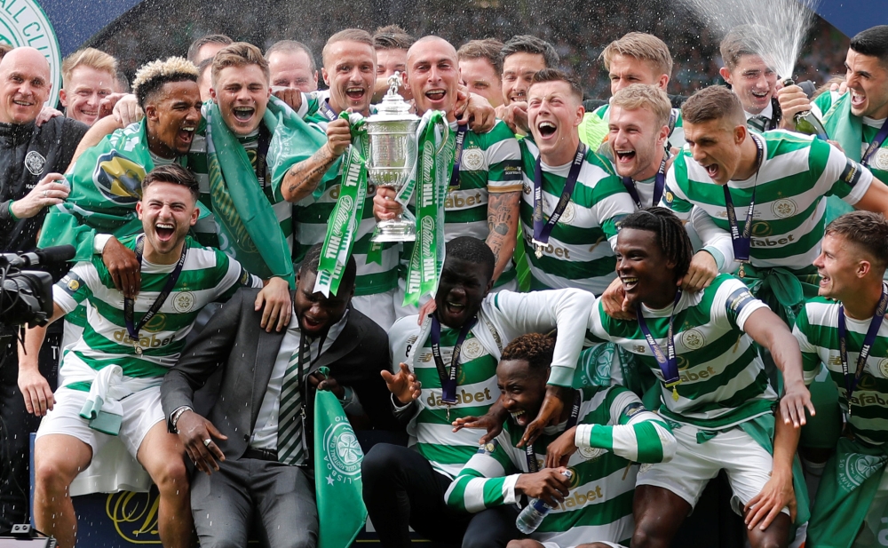 Celtic players celebrate with the trophy after winning the Scottish Cup REUTERS/Russell Cheyne
