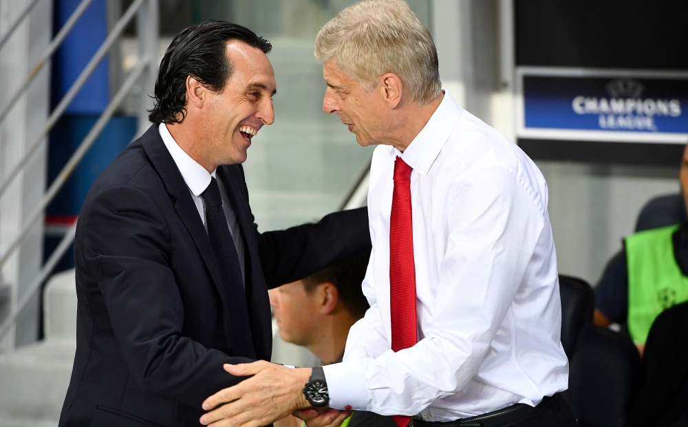 (FILE PHOTO) Unai Emery (L) shakes hands with Arsene Wenger. AFP / FRANCK FIFE 
