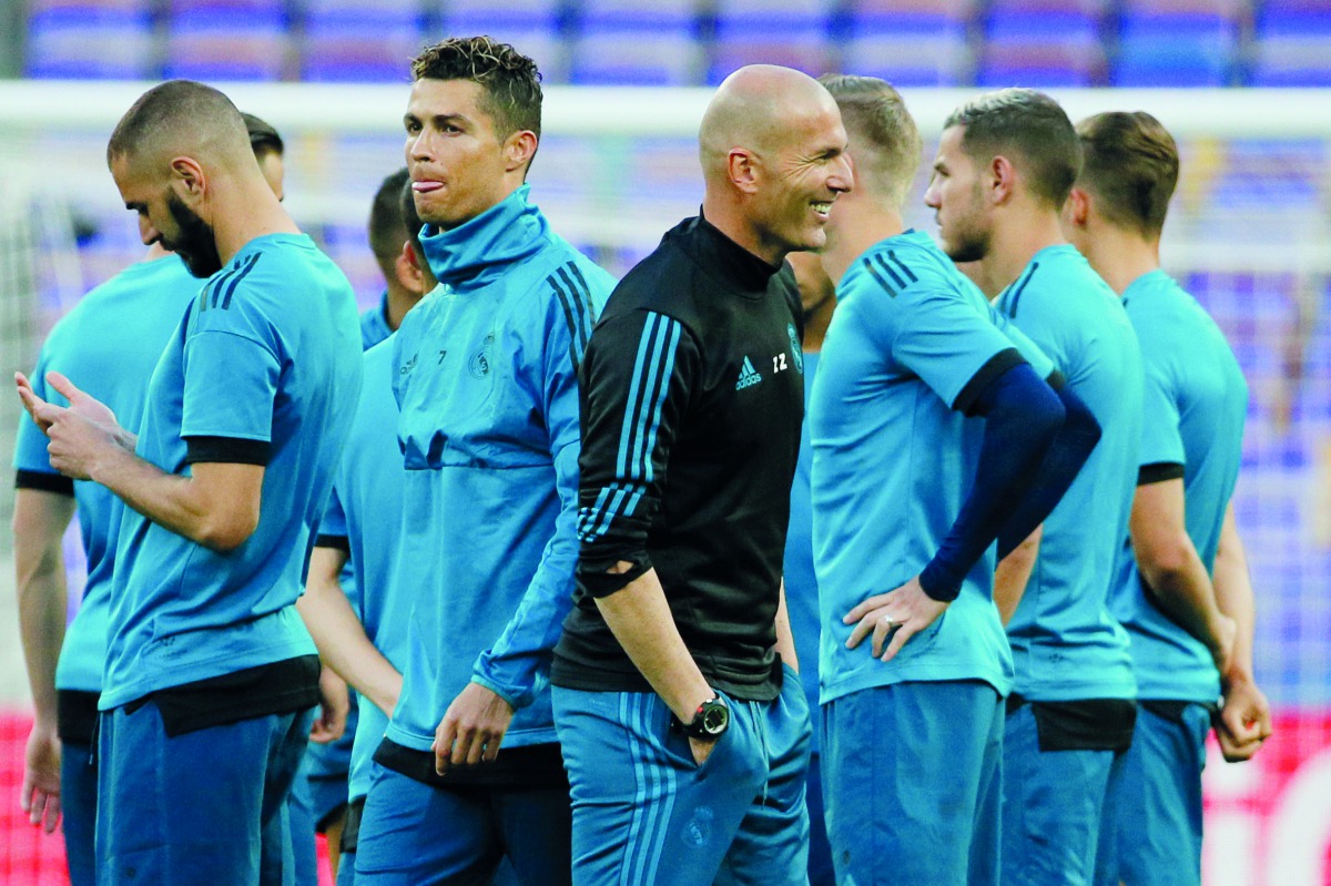 Real Madrid coach Zinedine Zidane and Cristiano Ronaldo during training. Reuters/Gleb Garanich
