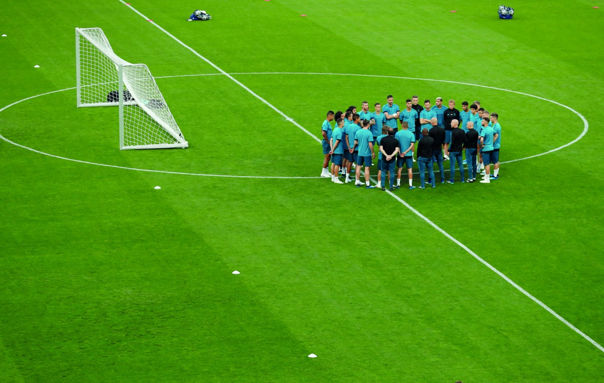 Real Madrid coach Zinedine Zidane speaks with his players during training. Reuters/Andrew Boyers