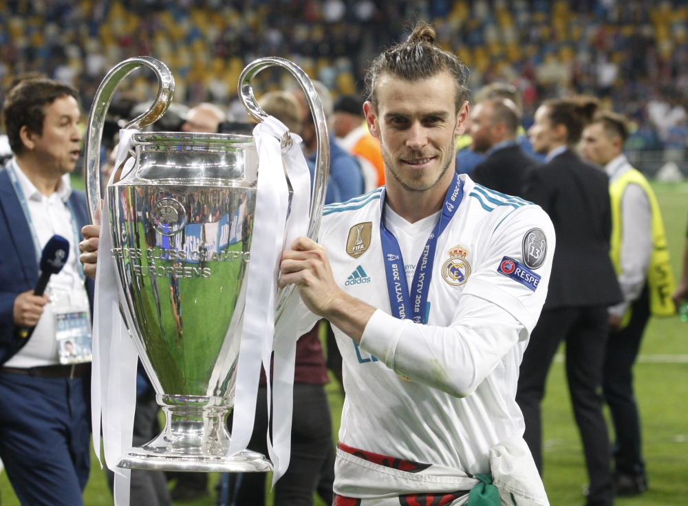 Real Madrid's Gareth Bale poses for a photo with the trophy after winning the UEFA Champions League final football match against Liverpool FC at the Olimpiyskiy stadium in Kiev, Ukraine, on May 26, 2018. Vladimir Shtanko - Anadolu Agency