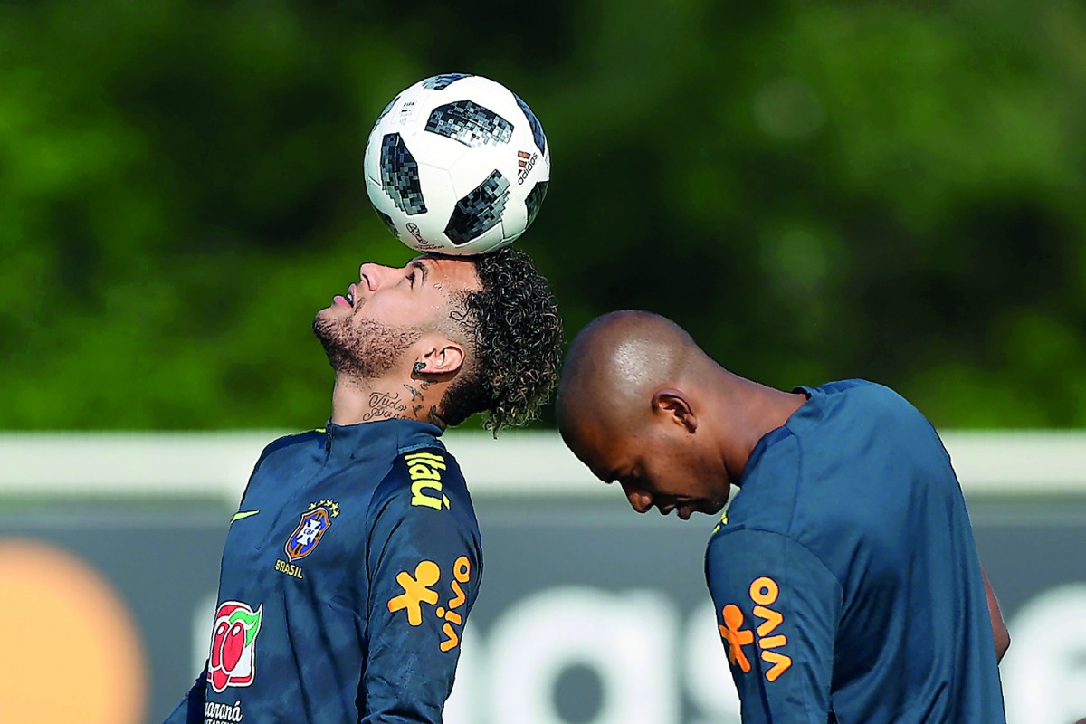 Brazil's striker Neymar (L) takes part in a training session at Tottenham Hotspur's Enfield Training Centre, north-east of London, on May 28, 2018 ahead their International friendly football match against Croatia. / AFP / Daniel Leal-Olivas