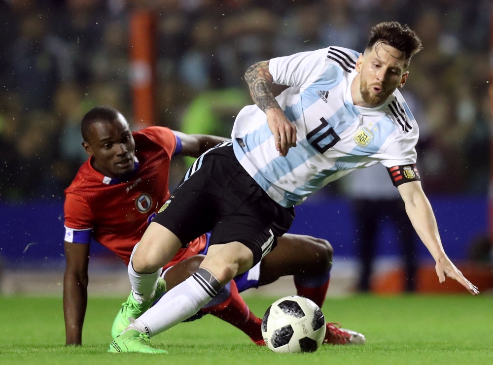 Argentina's Lionel Messi in action with Haiti's Waldo Vernet (REUTERS/Marcos Brindicci)